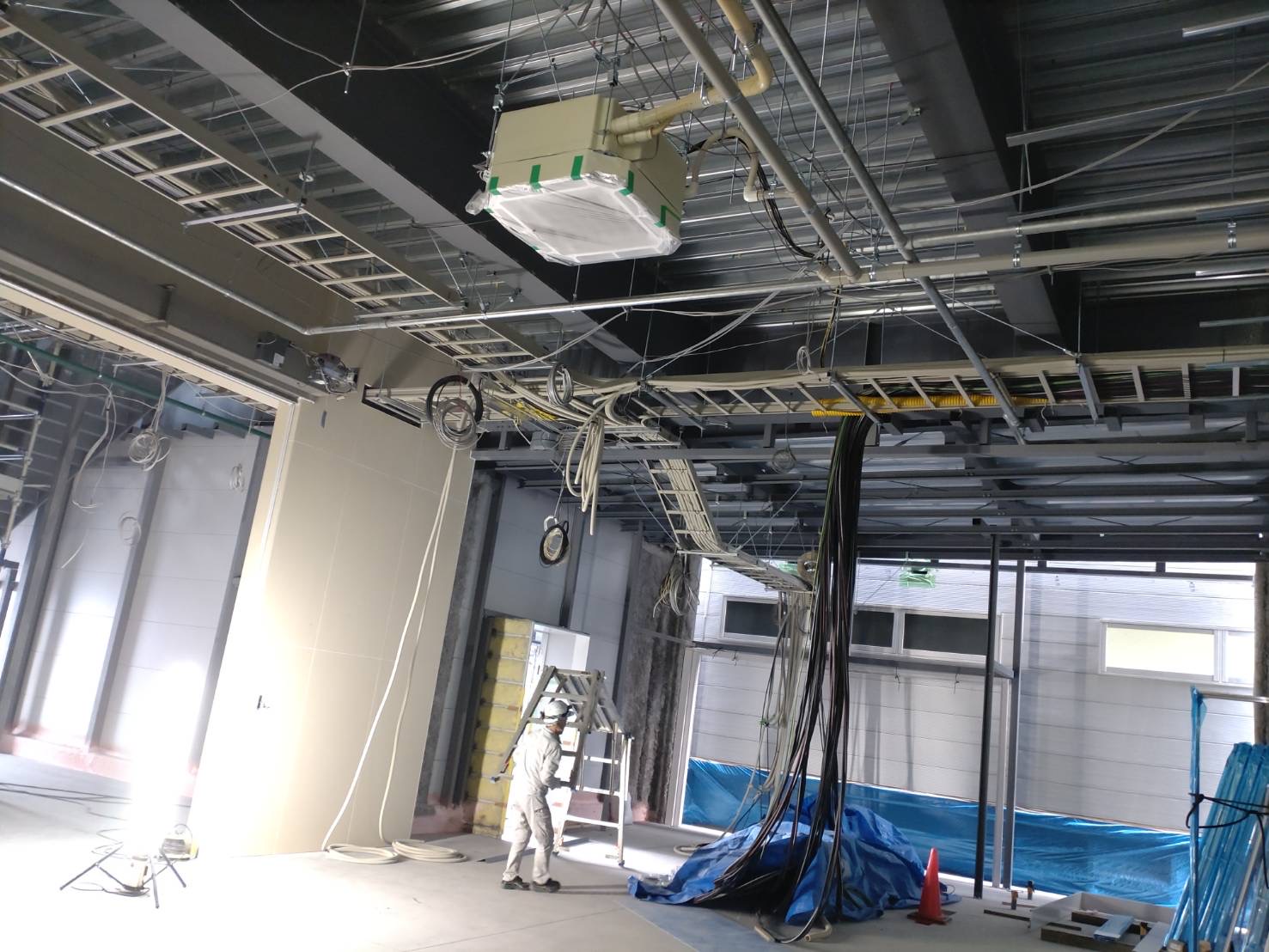 エアコン工事の施工風景