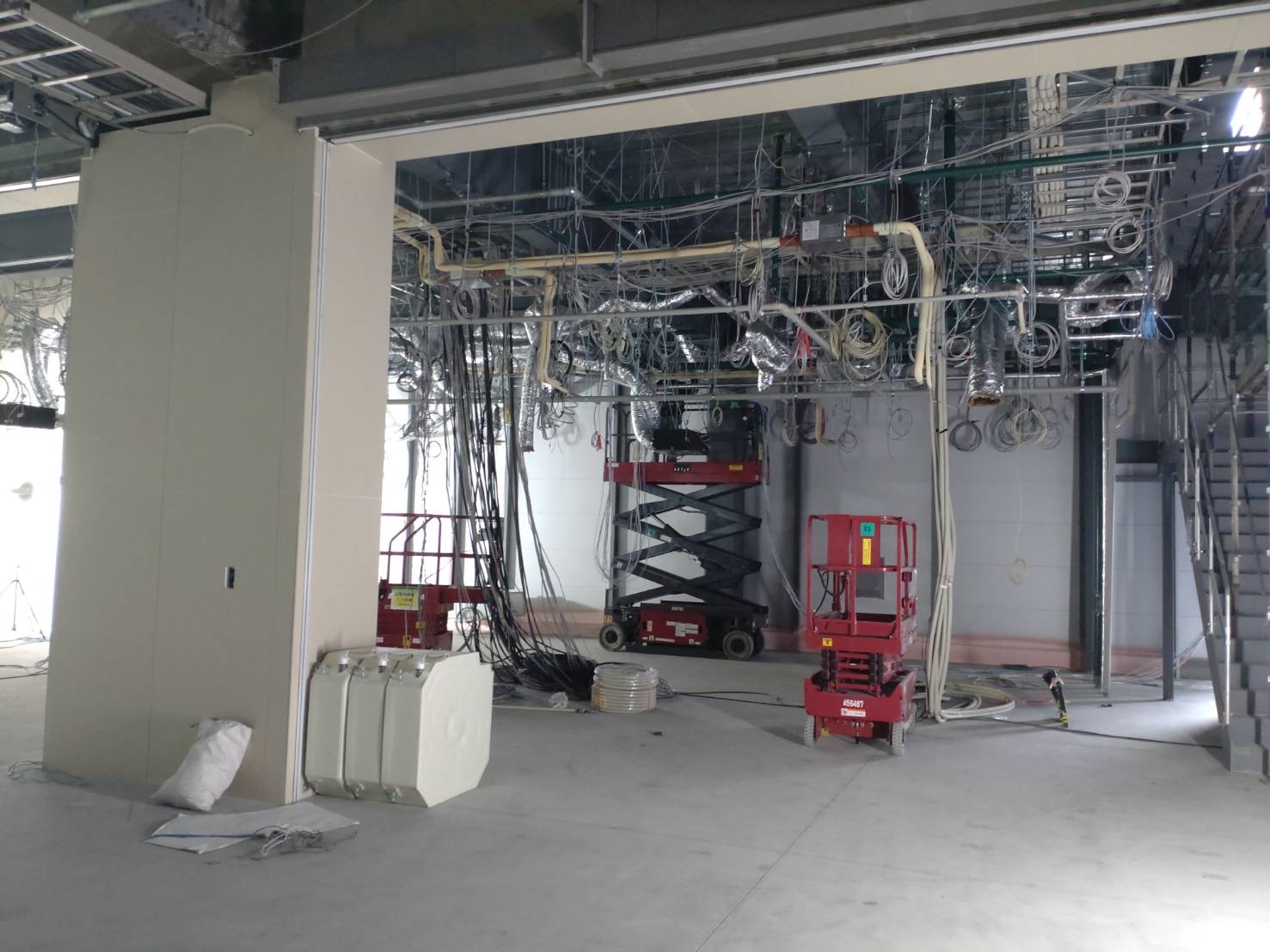 電気設備工事の施工風景